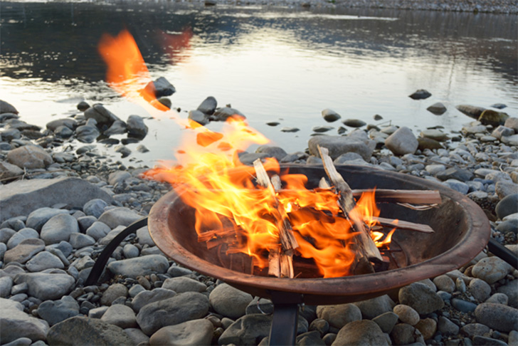 釣りに焚き火をおすすめする4つの理由 焚き火の楽しみ方や簡単な火の